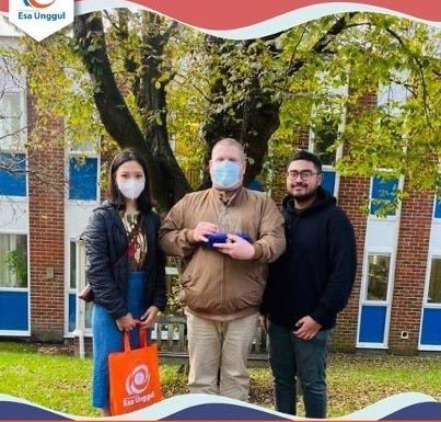 Penyerahan Plakat dari Universitas Esa Unggul kepada perwakilan Sussex University Campus, UK